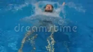 白种人留着胡须的人在<strong>晴朗</strong>的夏天<strong>阳光</strong>明媚的一天，漂浮在蓝色的游泳池里。 旅游、健康